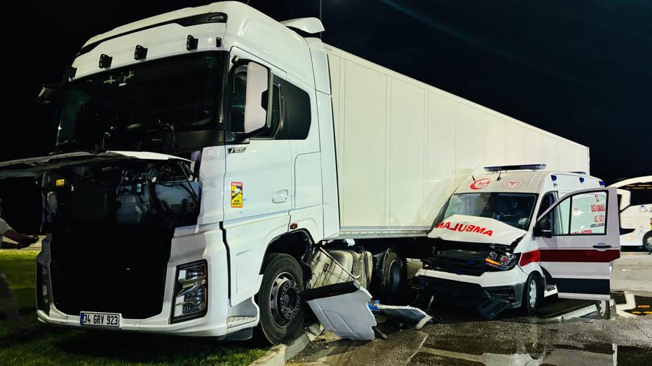 Tırın Çarptığı Ambulansta 6 Kişi Yaralandı