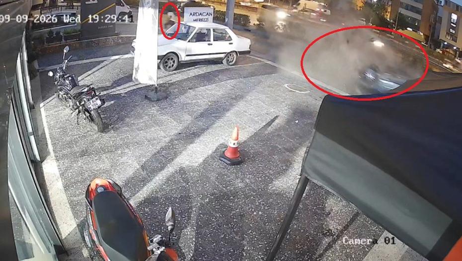 Antalya'da feci kaza: Motoru fırladı, yaya 5 saniyeyle kurtuldu