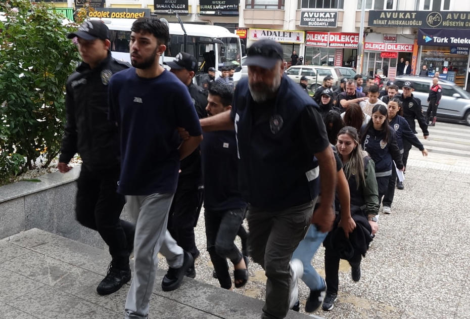 Noter Kılığına Girip 55 İl’de Dolandırıcılık Yapan 18 Şüpheli Yakalandı