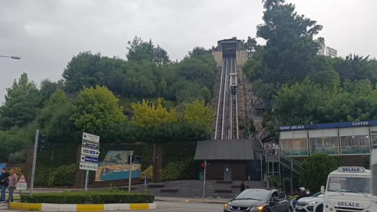 Antalya’da Millet Bahçesi Asansöründe Mahsur Kalan Çocuklar Güvenliğe Kavuştu