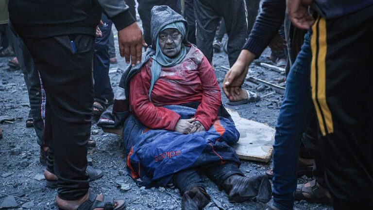 İsrail, Filistinli sivillerin zorla gönderildiği Gazze’nin güneyini vuruyor