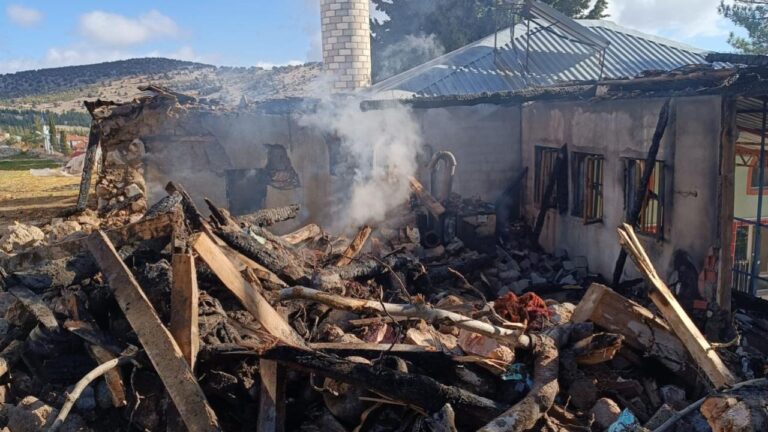 Burdur’da caminin malzeme deposunda çıkan yangın söndürüldü