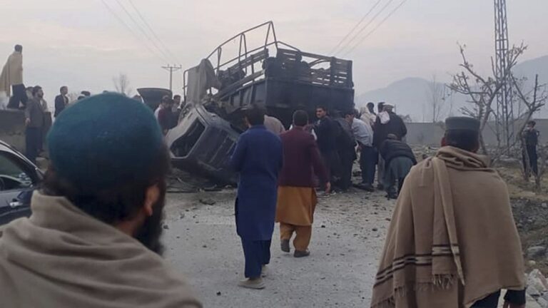 Taliban’dan aşı kampanyasının güvenliğini sağlayan polislere bombalı saldırı: 5 ölü