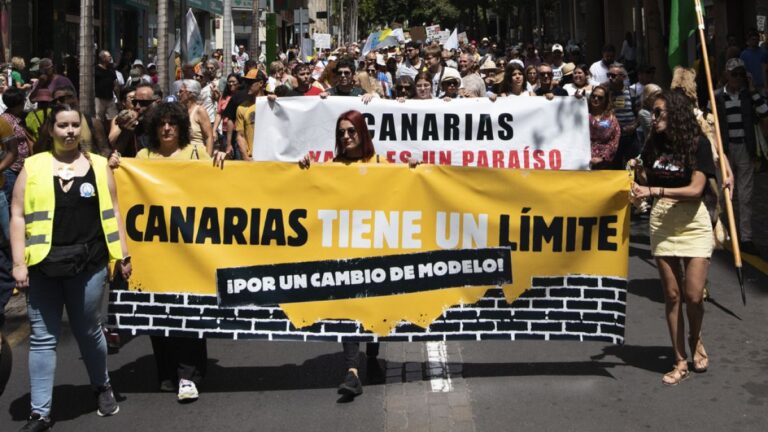 Kanarya Adaları’nda binlerce kişi aşırı turizmi protesto etti