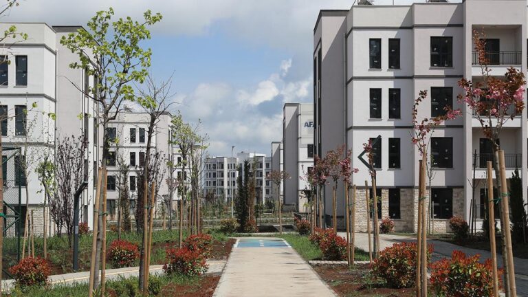 Depremzede çift bayramı yeni konutlarında kutluyor