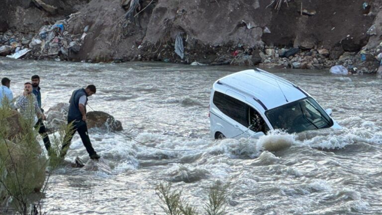 Batman’da dereye düşen hafif ticari araçtaki 2 kişi kurtarıldı