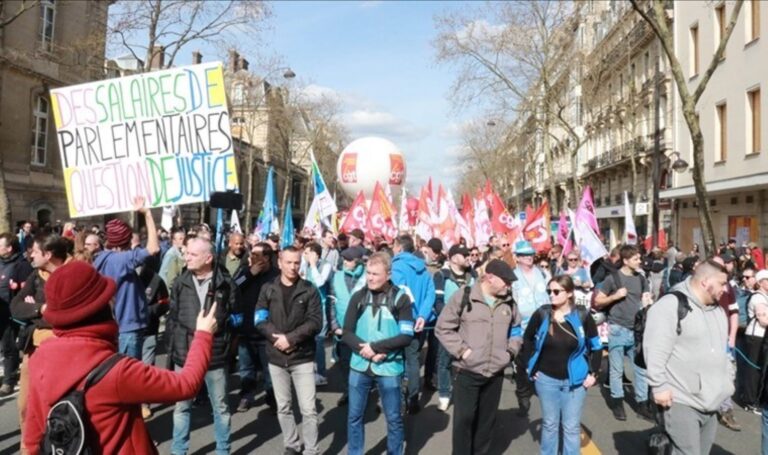 Fransa'da 200 bin kamu çalışanı kemer sıkma önlemlerine karşı sokaklara çıktı – Son Dakika Dünya Haberleri