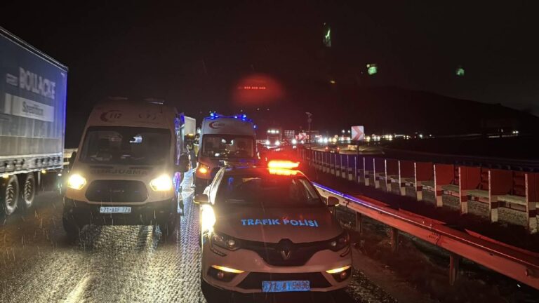 Kırıkkale'de 3 aracın karıştığı kazada 2'si sağlık görevlisi olmak üzere 10 kişi yaralandı.