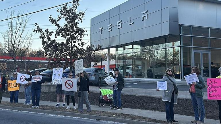 Elon Musk binlerce kamu çalışanına son vermişti ... Amerika Birleşik Devletleri'nde Tesla protestoları büyüyor