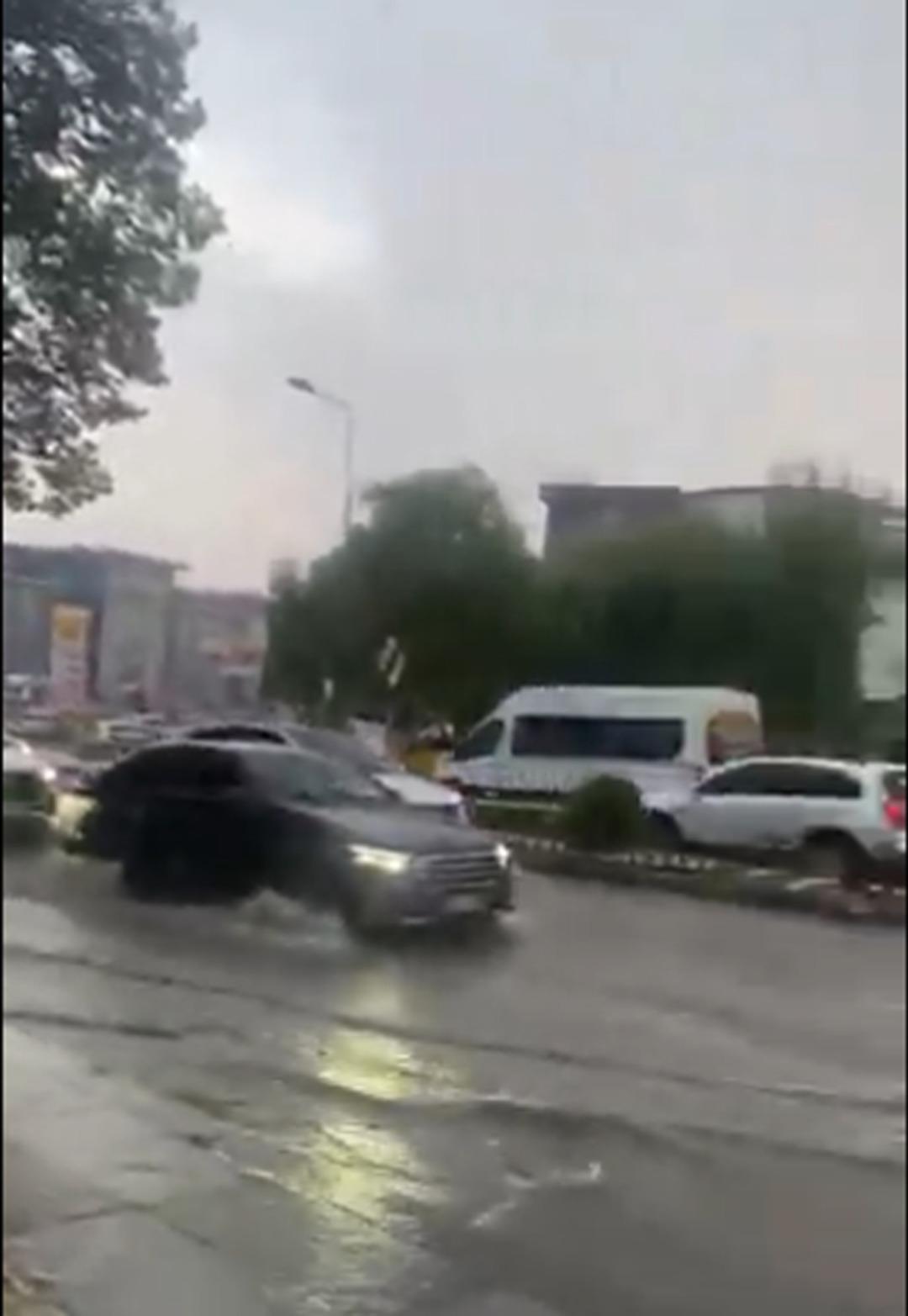 Şiddetli Ankara'da etkili oldu, yollar sular altında kaldı, sürücüler 2 engellendi