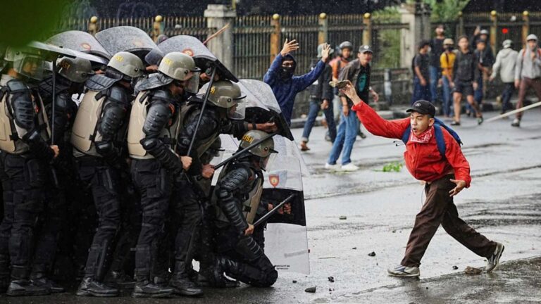 Endonezya’da şiddetli protestolar: Halk neden sokakta?