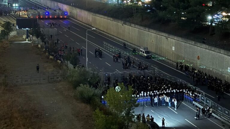 CHP İstanbul İl Başkanlığı’na polis ablukası: Özgür Özel’den çağrı