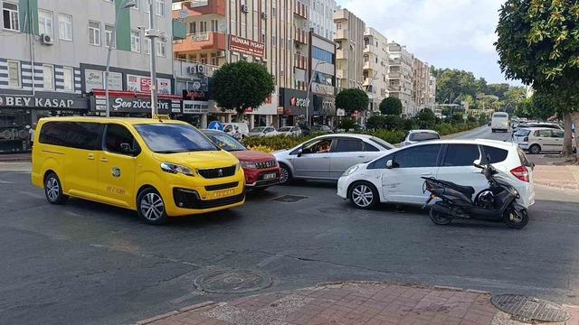 Ticari bir taksi ile çatışan motosiklet fırlatıldı ve başka bir arabaya çarptı: 1 yaralı 2