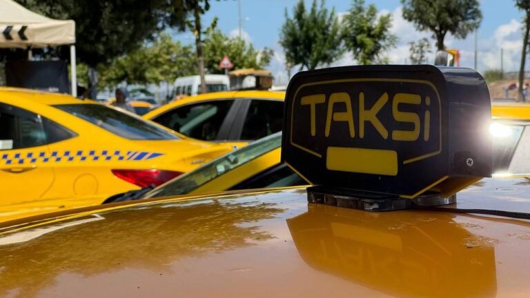 Turistlerden fazla ücret alan taksilerin ruhsatları iptal edildi