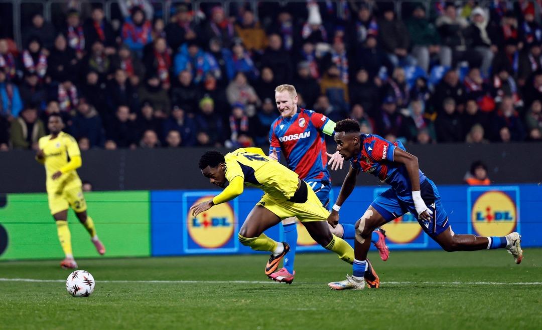 Hollandalı hakem Allard Lindhout, Jhon Duran'ın son anda çekilmesi nedeniyle penaltı vermedi! F.Bahçe isyan etti... 2