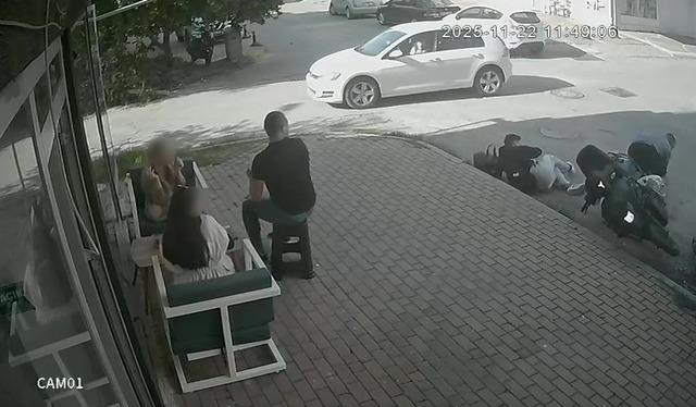 Kasksız yolcu başını kaldırıma çarpmaktan kıl payı kurtuldu 2